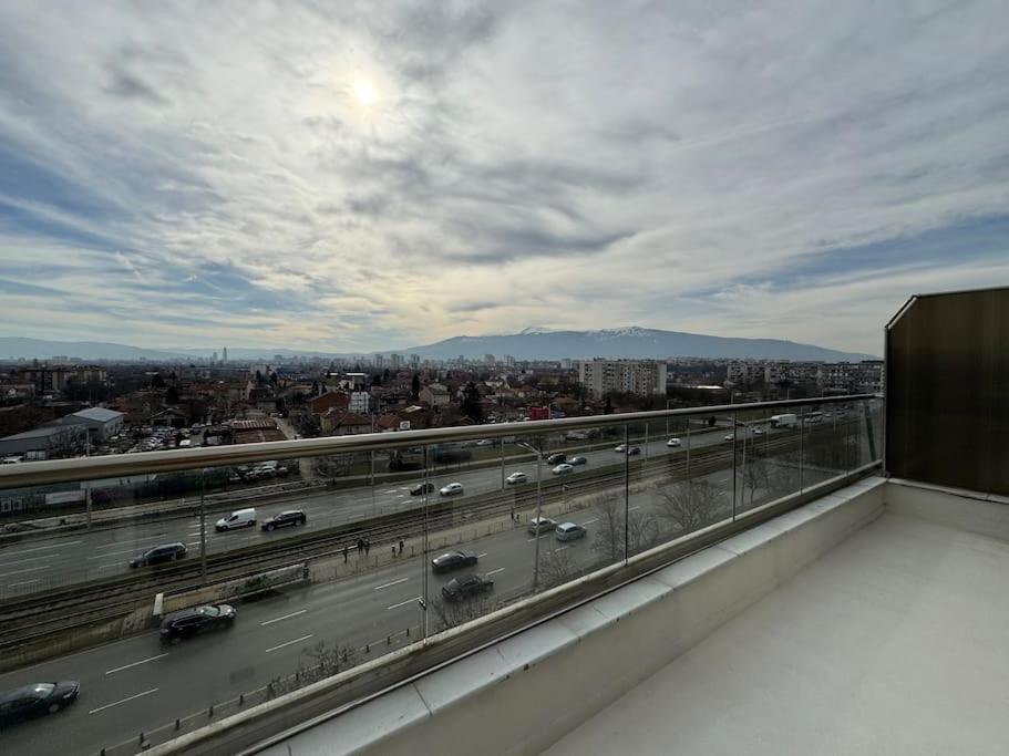 Panoramic View Near Airport Apartment *
