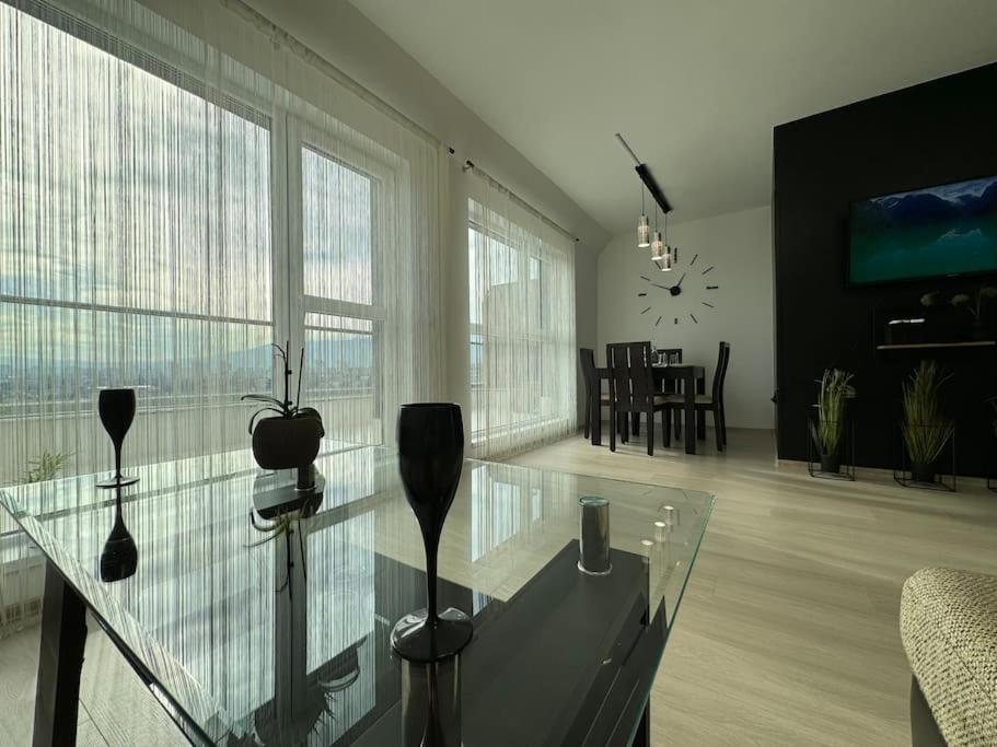 Panoramic View Near Airport Apartment *