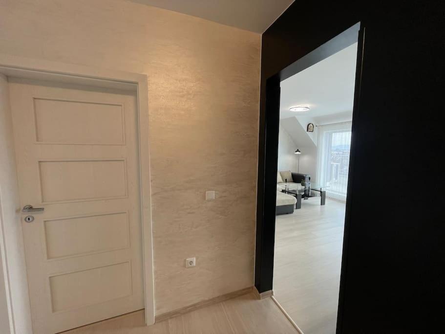 Panoramic View Near Airport Apartment *