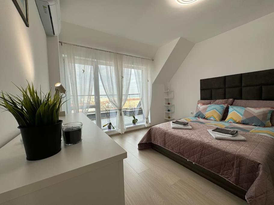 Panoramic View Near Airport Apartment