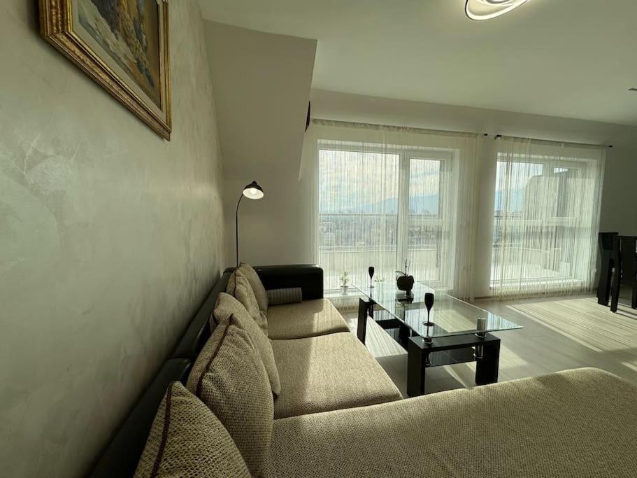 Panoramic View Near Airport Apartment *