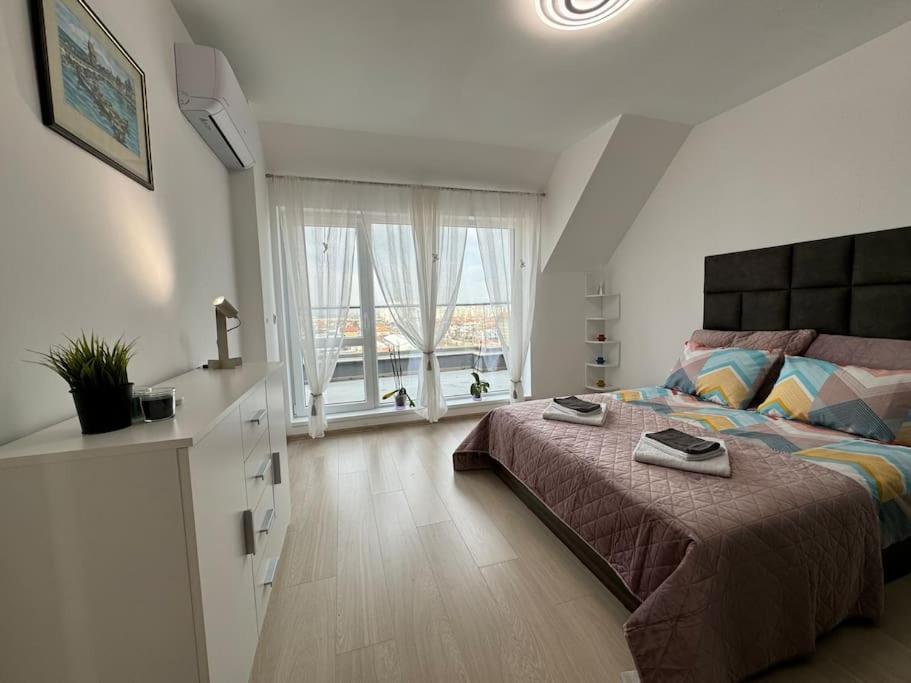 Panoramic View Near Airport Apartment